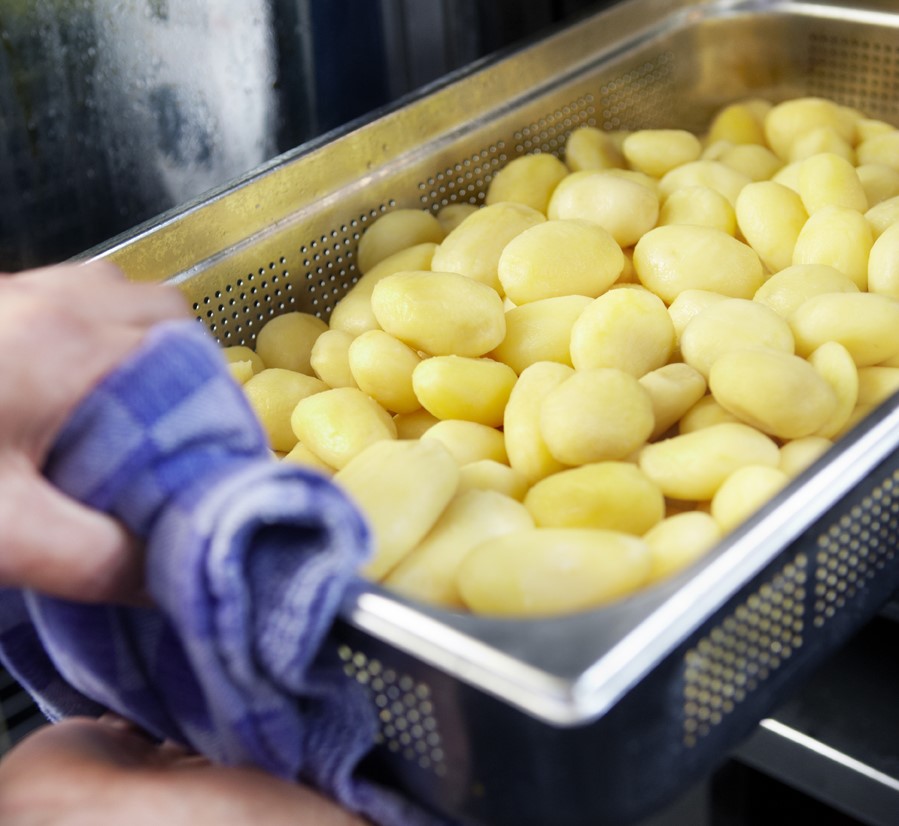 skalad potatis i vatten skalad potatis i vatten